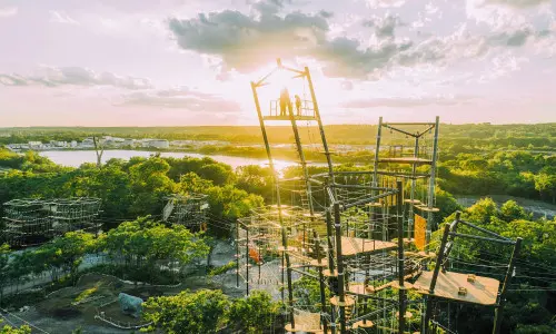 Un percorso ad ostacoli in quota tra gli alberi