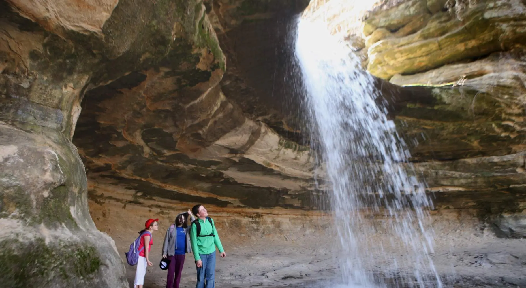 Persone che guardano una cascata