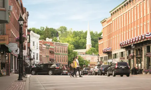 persone che attraversano la strada