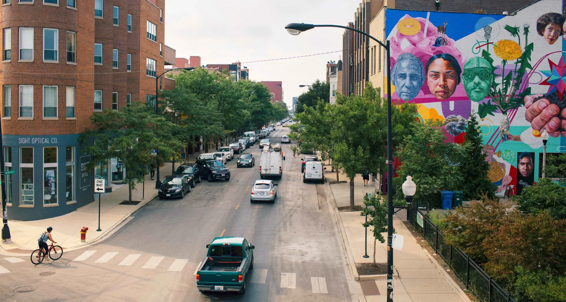 Vista di una strada con alberi e veicoli