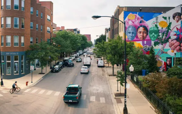 Vista di una strada con alberi e veicoli