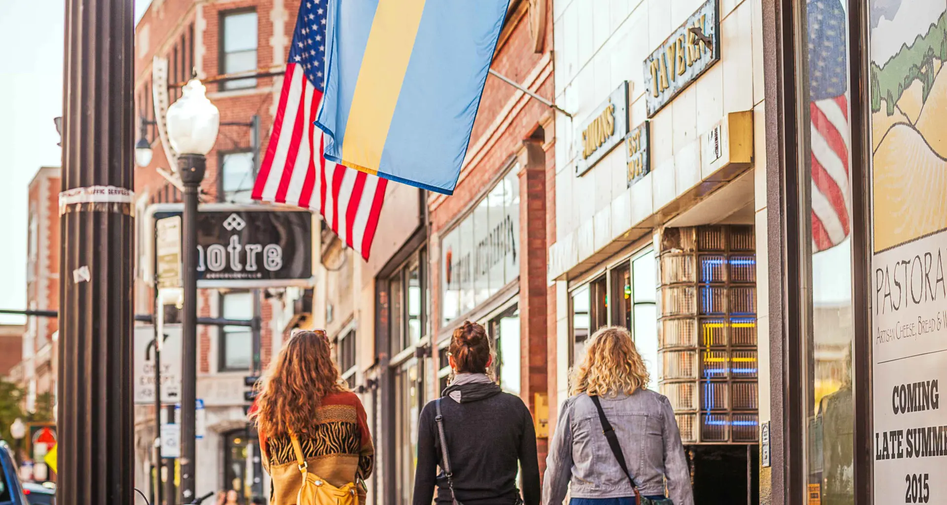 Persone che camminano sul sentiero sotto la bandiera svedese