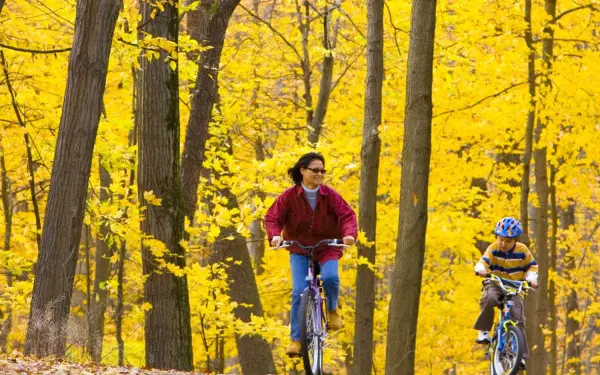 Madre e figlio in bicicletta