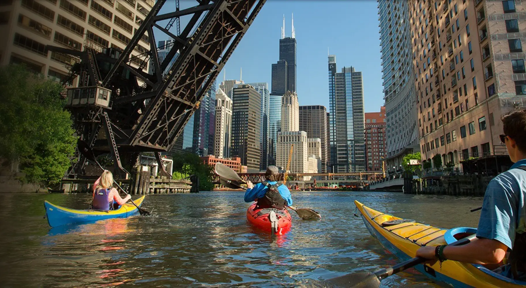 Persone in kayak sotto un ponte
