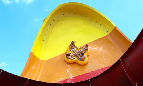 Quattro persone sullo scivolo Tornado Wave