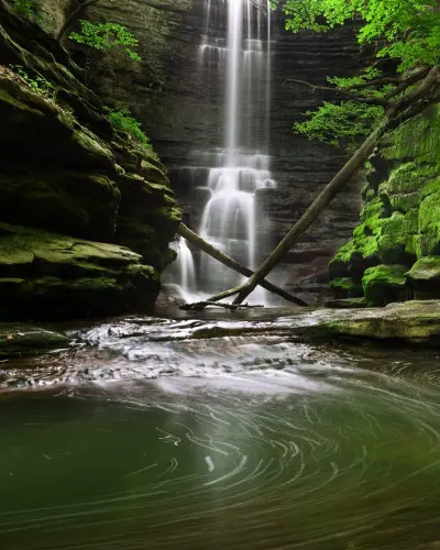 Una cascata con una pozza d'acqua sottostante, Matthiessen State Park, Oglesby