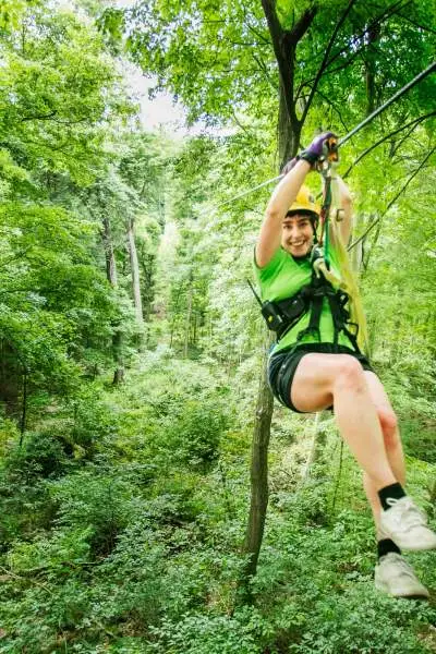 Una donna su una zipline nella foresta nazionale di Shawnee