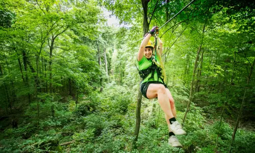 Una donna su una zip line nella Shawnee National Forest