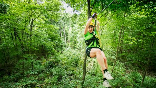 Una donna su una zipline nella foresta nazionale di Shawnee