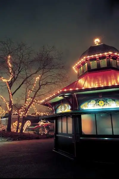 Luci su un edificio di notte