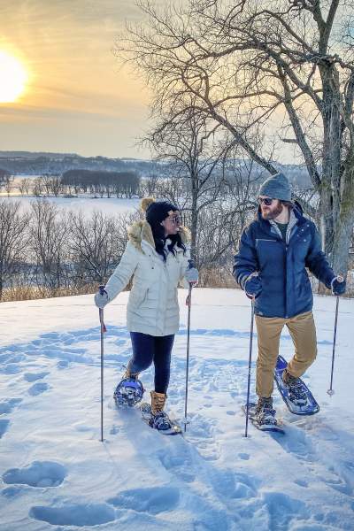Una coppia che si diverte a sciare.