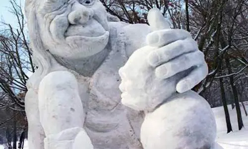 Scultura di neve