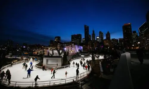 Persone che pattinano sul ghiaccio su una pista 