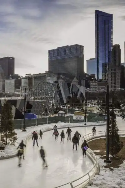 Persone che pattinano sul ghiaccio in un parco di Chicago