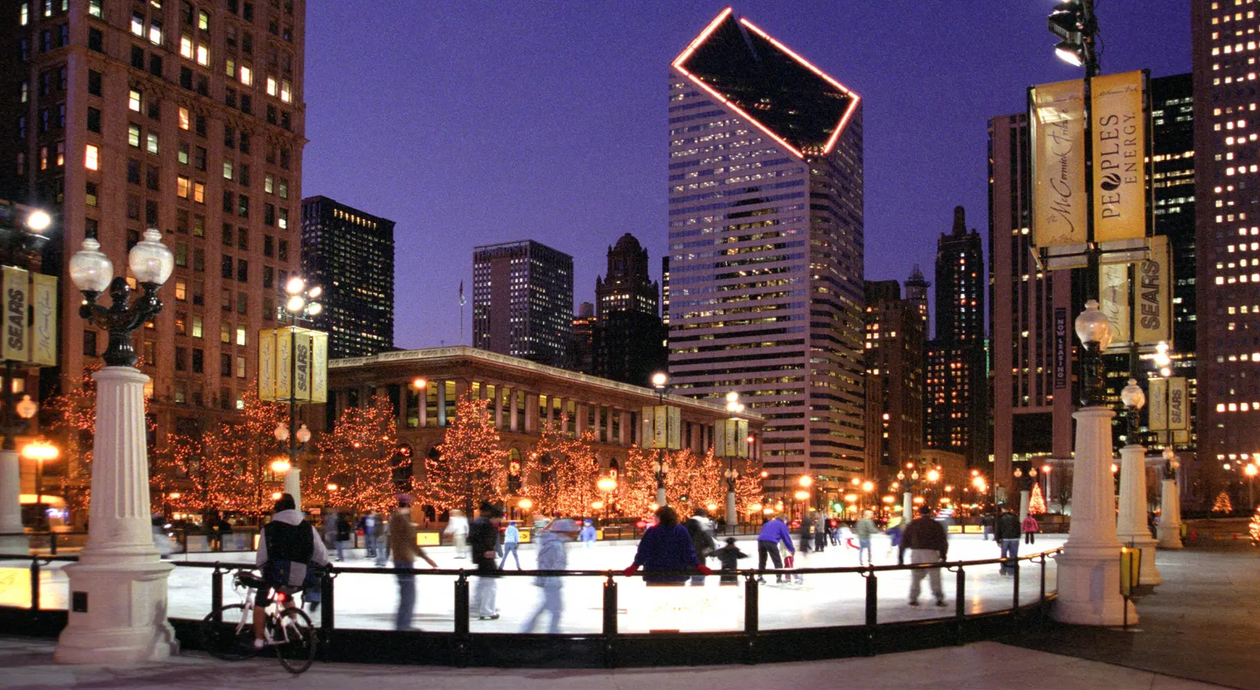 Persone che pattinano di notte