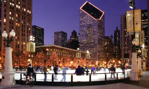 Persone che pattinano di notte