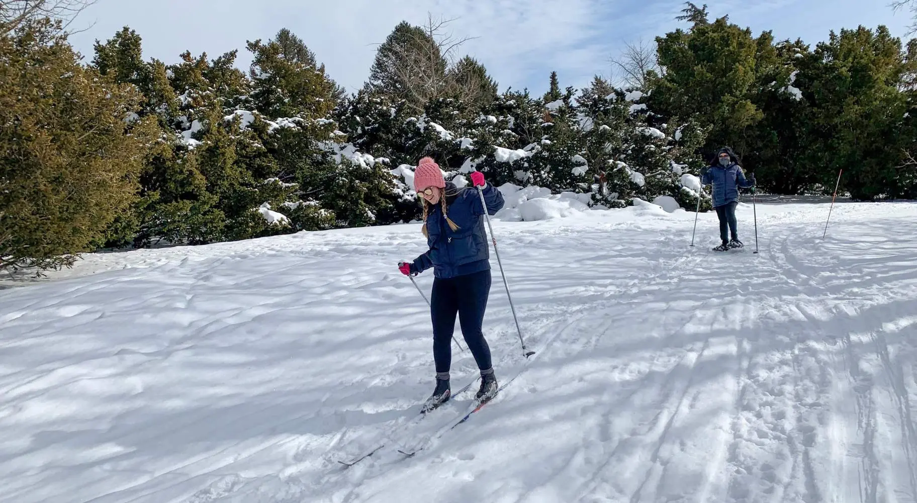 Due persone che sciano 