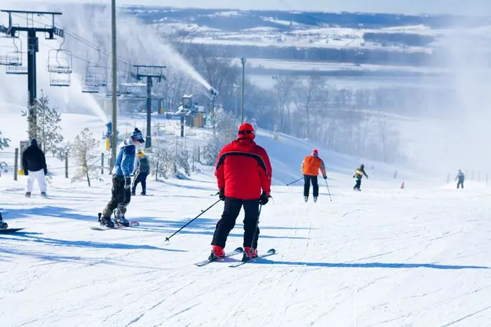 Sciatori che scendono da chestnut mountain