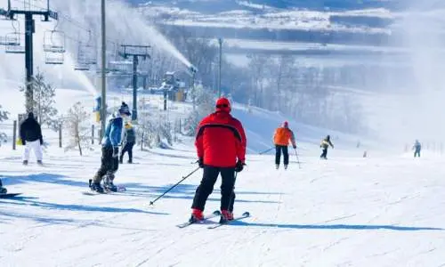 Sciatori che scendono da chestnut mountain