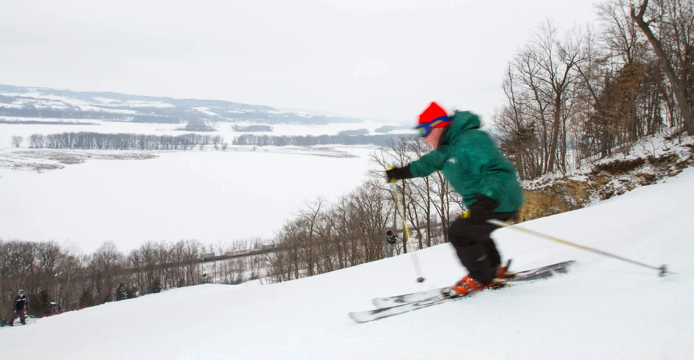 Una persona che scia 