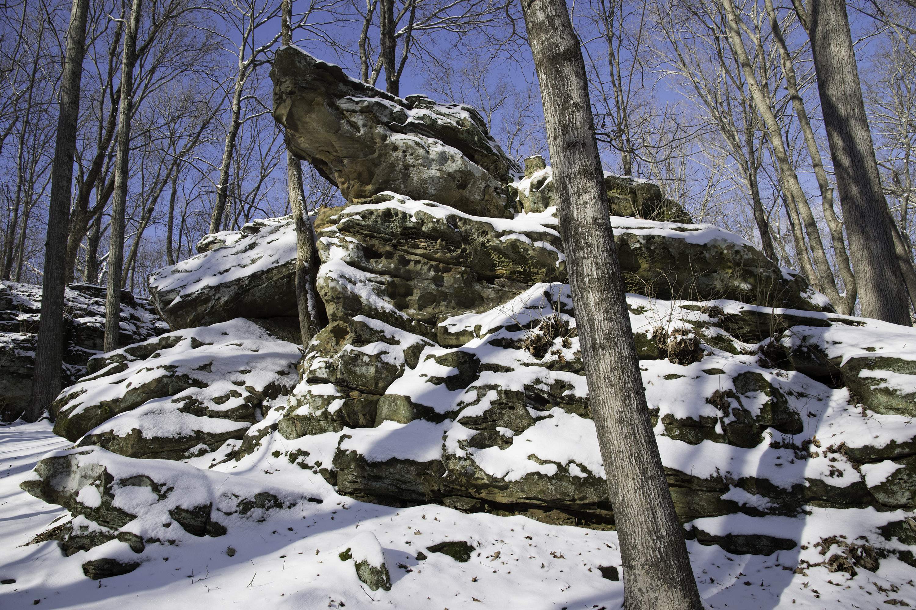 Rocce innevate su un sentiero del Giant City State Park