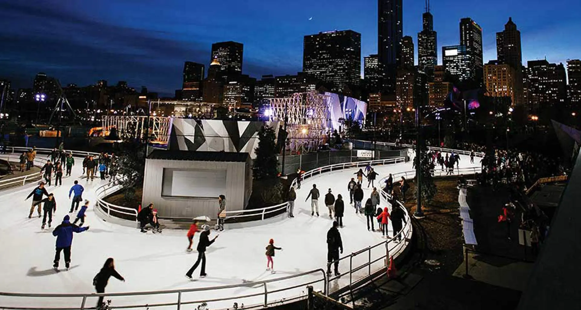 Persone che pattinano lungo la pista