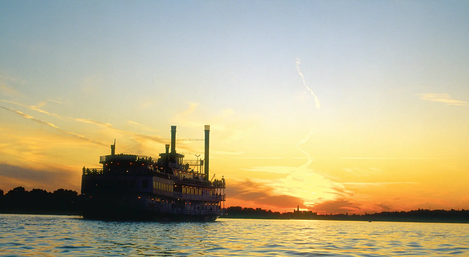 Alba con barca su un fiume