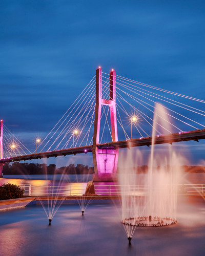 Un ponte illuminato con fontane d'acqua