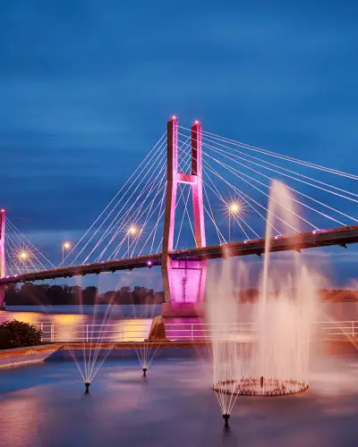 Un ponte illuminato con fontane d'acqua