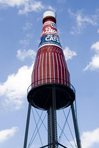 La gigantesca bottiglia di Brooks Catsup contro il cielo blu di Collinsville