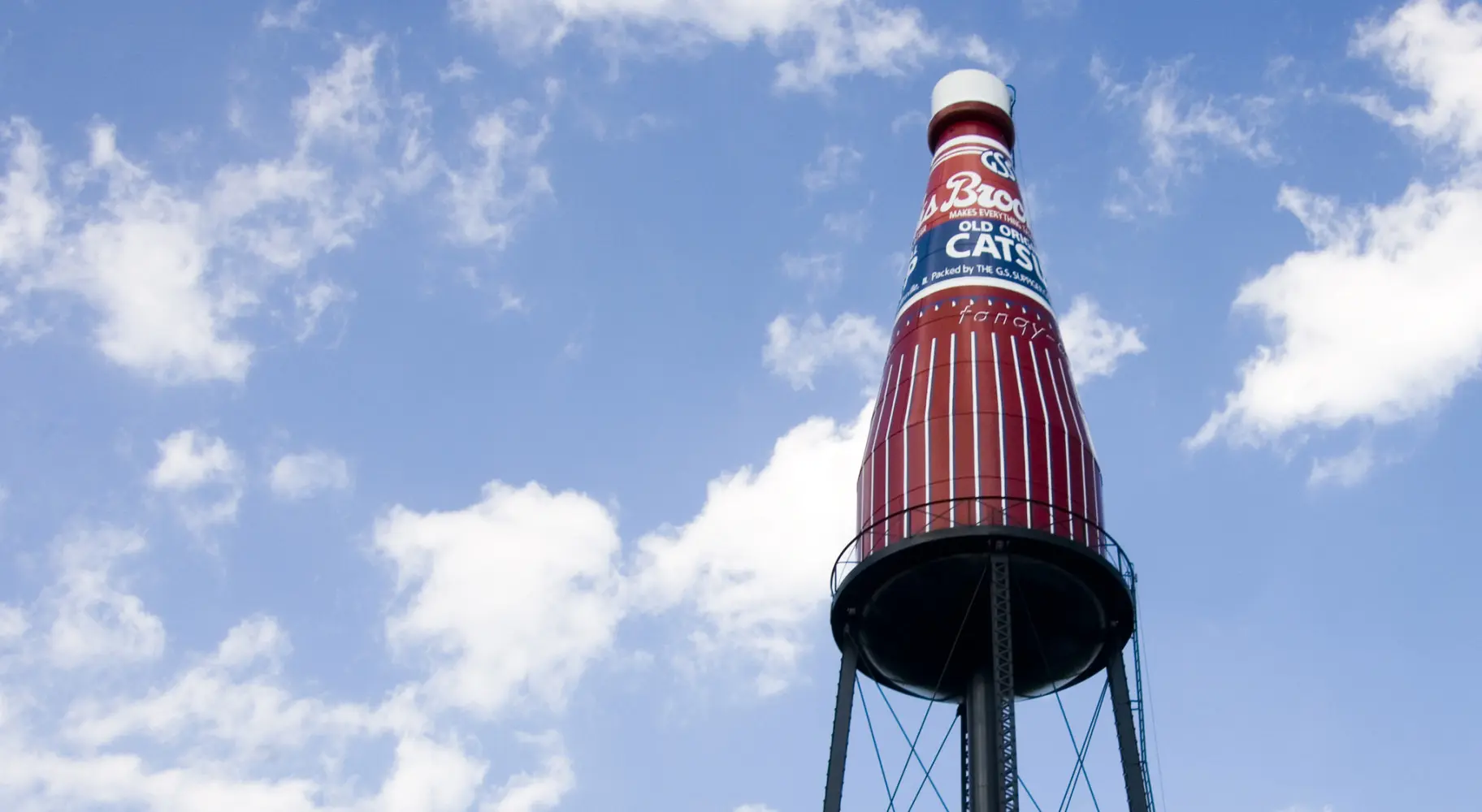 La gigantesca bottiglia di Brooks Catsup contro il cielo blu di Collinsville