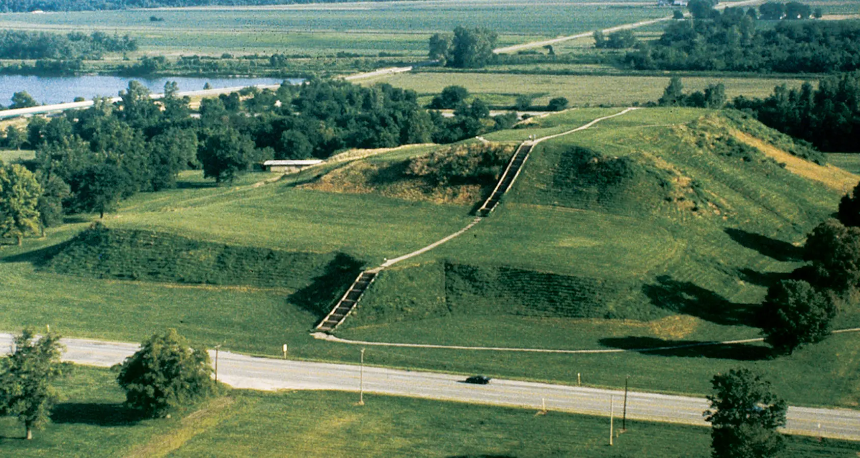 Campi verdi del sito storico statale Cahokia Mounds 