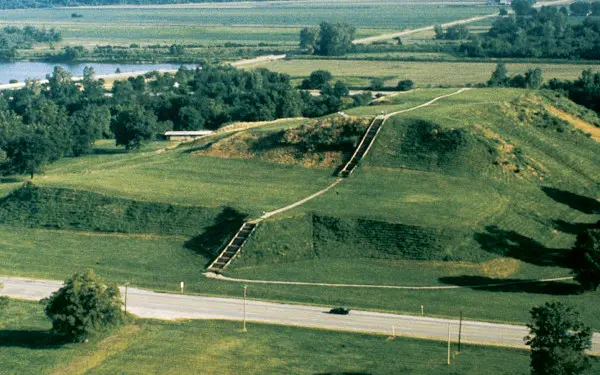Campi verdi del sito storico statale Cahokia Mounds