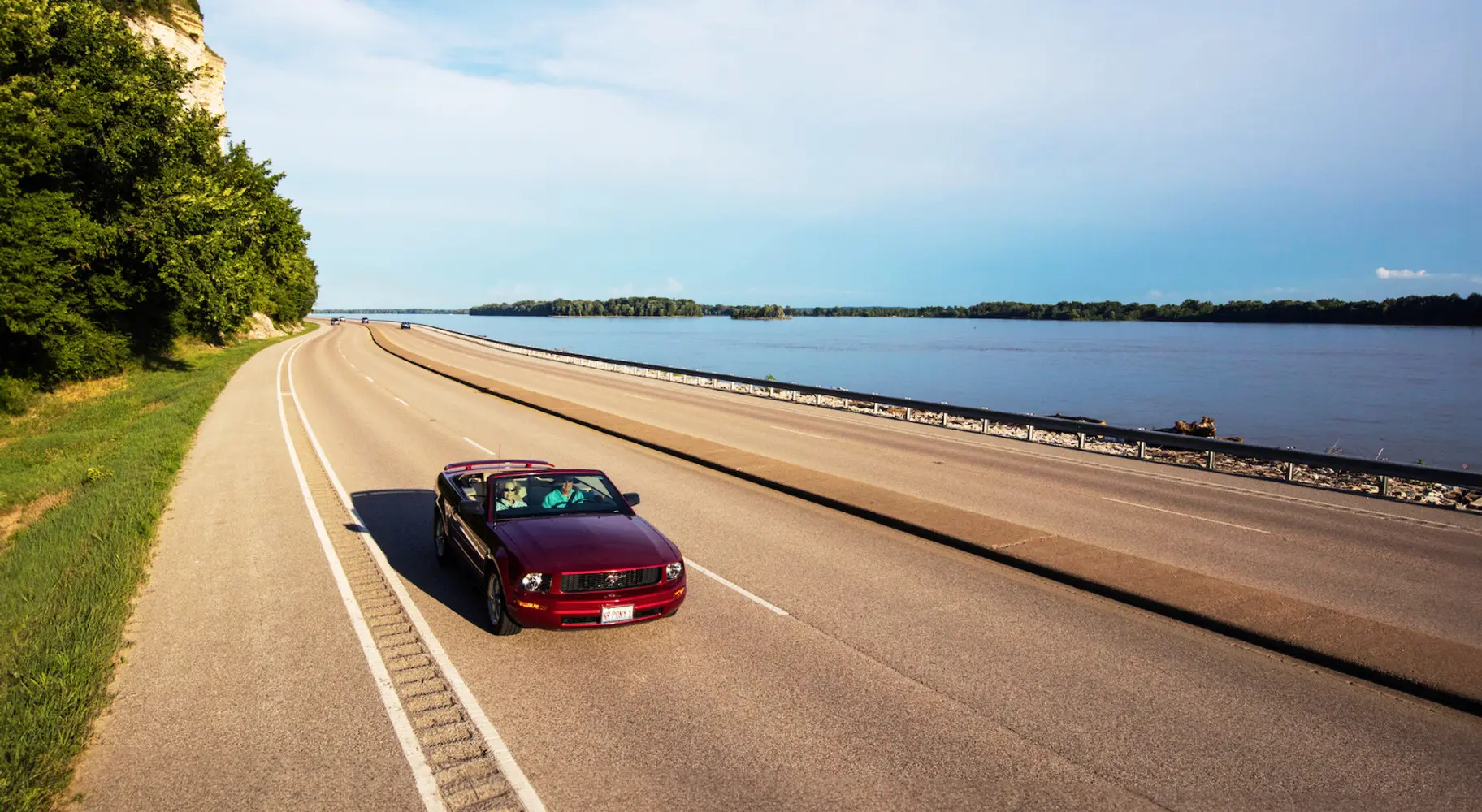 Auto che percorrono la Great River Road.