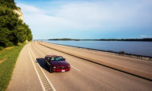 Auto che percorrono la Great River Road.