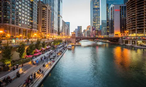 Una città con grandi edifici e un fiume che la attraversa