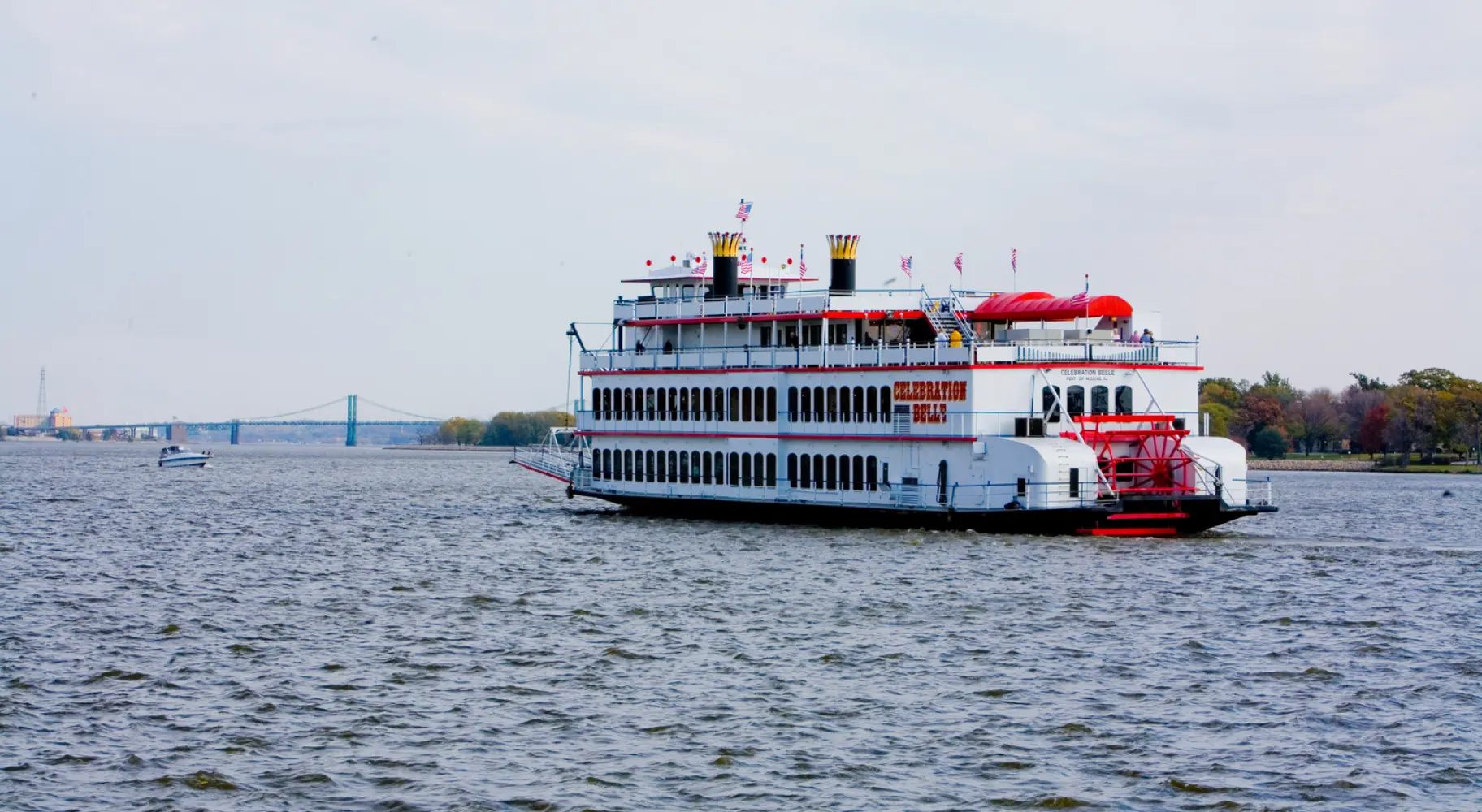 Una barca sull'acqua