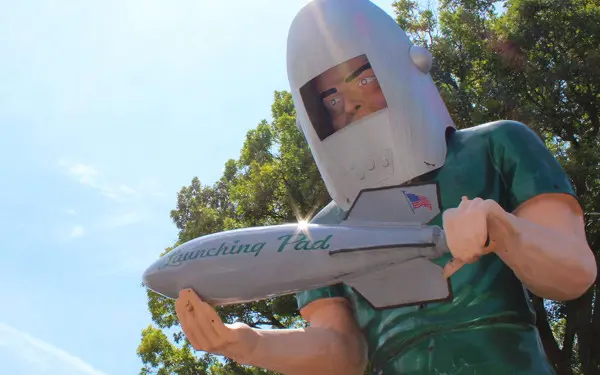 Una grande statua gigante dei gemelli