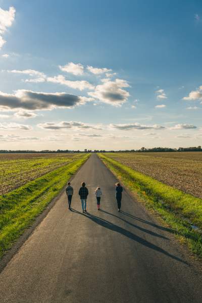 La famiglia di Craig Hensel passeggia lungo una strada di campagna al Great Pumpkin Patch, Illinois. 