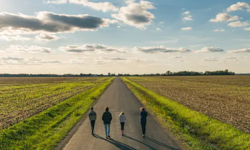 La famiglia di Craig Hensel passeggia lungo una strada di campagna al Great Pumpkin Patch, Illinois. 