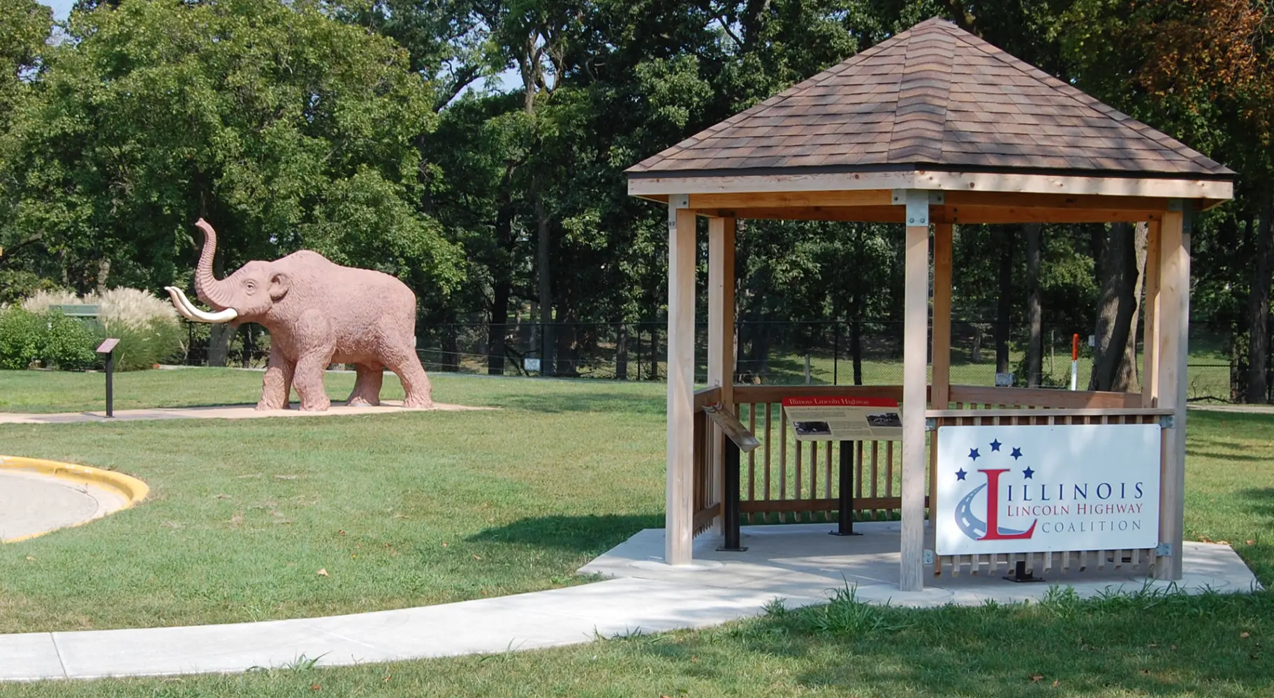 Un padiglione con una statua di elefante sullo sfondo