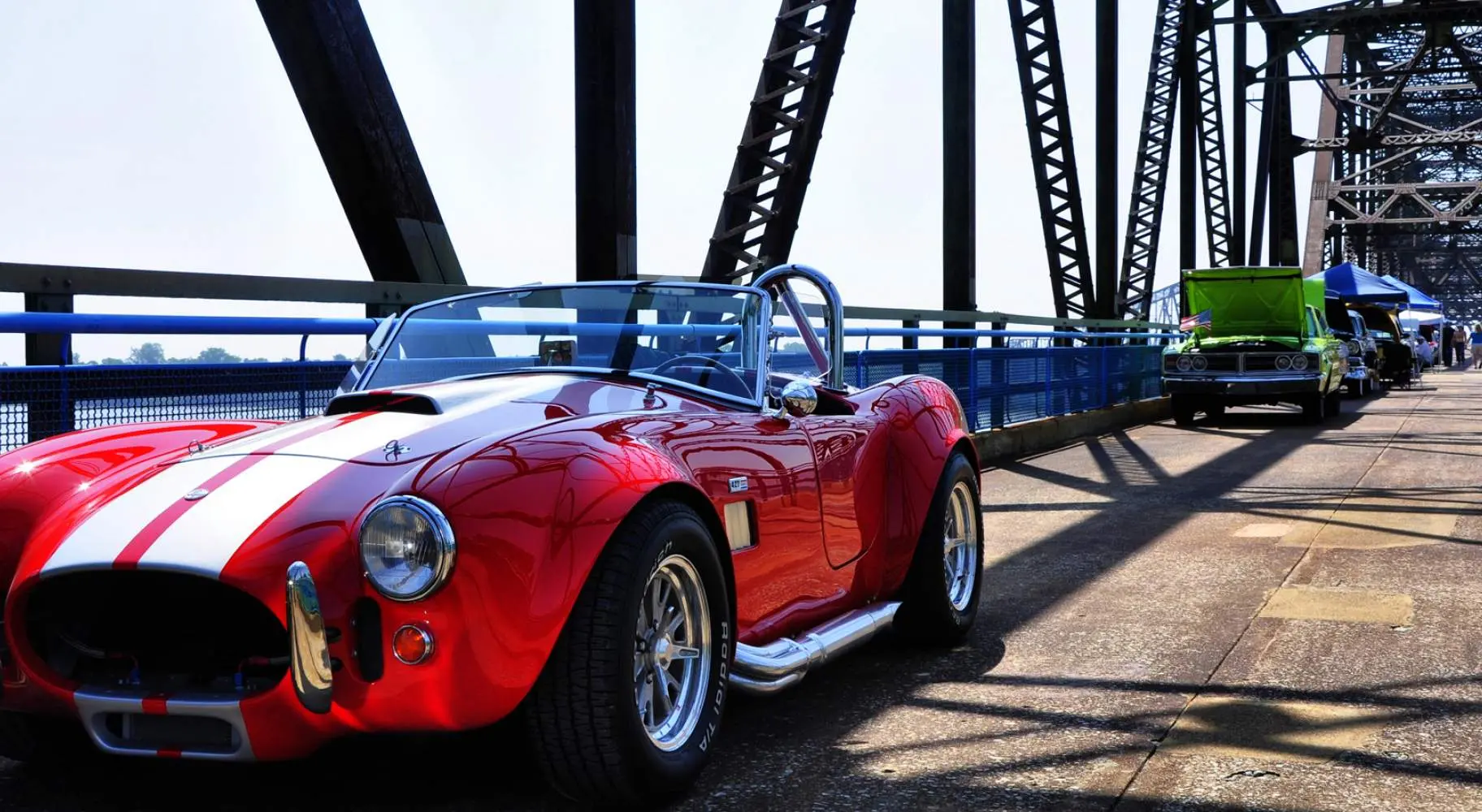 Un'auto d'epoca rossa parcheggiata lungo il ponte della catena di rocce