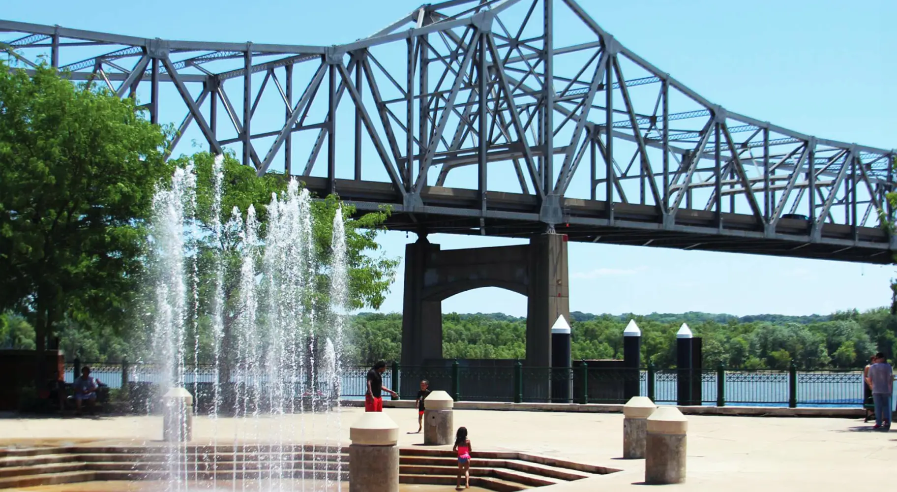 Una fontana davanti a un ponte che attraversa il fiume Illinois a Peoria