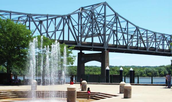 Una fontana davanti a un ponte che attraversa il fiume Illinois a Peoria