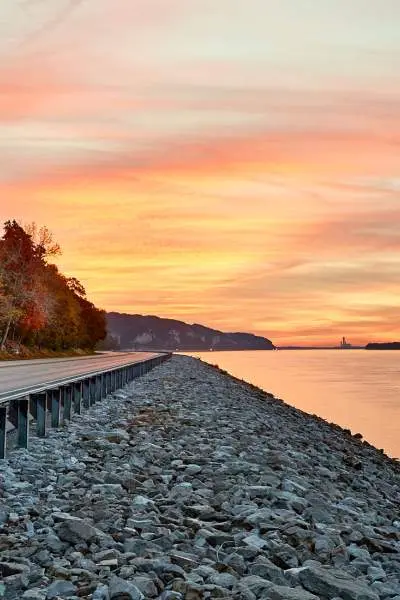 Una strada lungo l'acqua