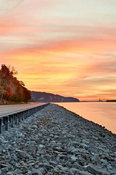 Una strada lungo l'acqua