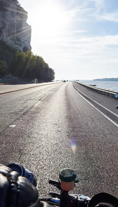 Motociclisti in sella al fiume