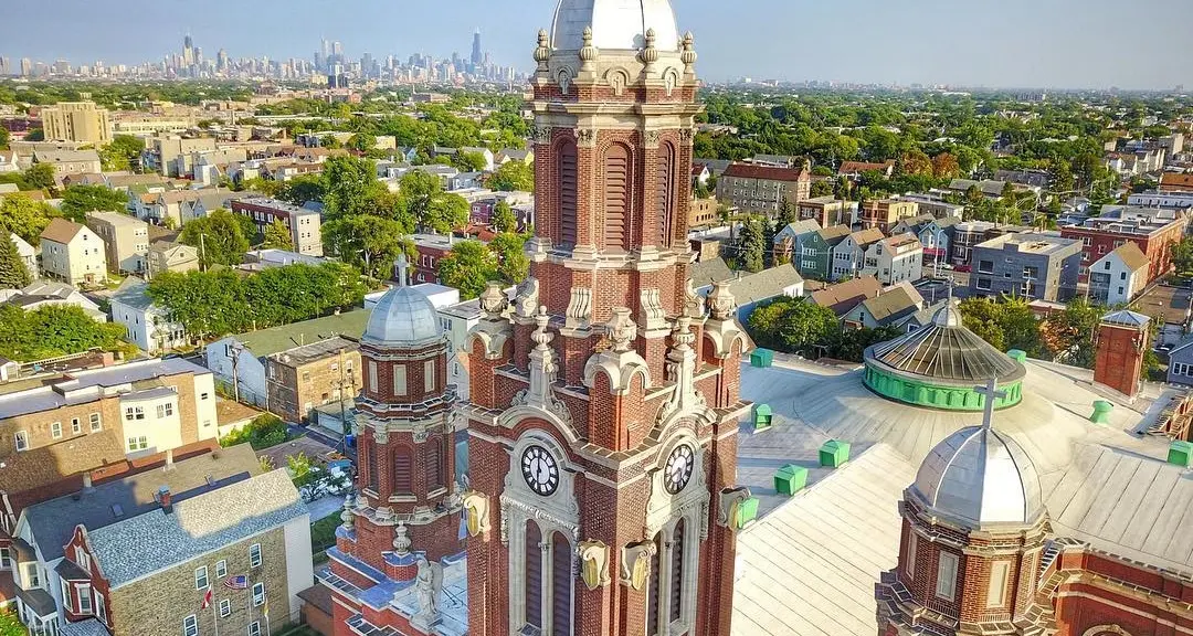 Basilica di San Giacinto con lo skyline di Chicago sullo sfondo