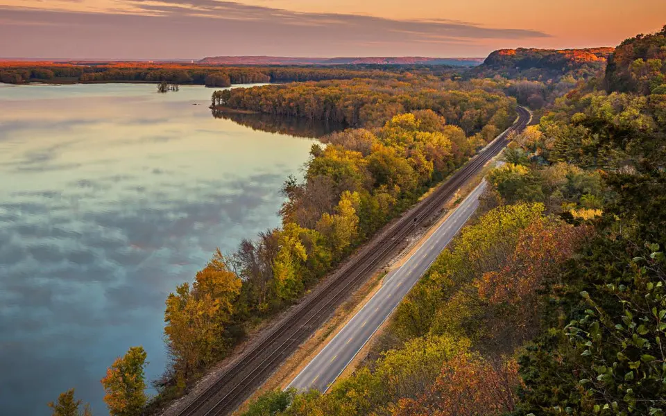 Una strada e un fiume