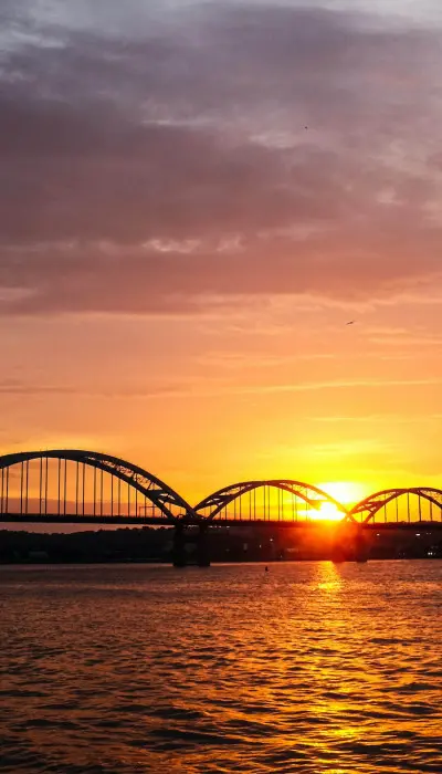 Tramonto sul fiume con ponte